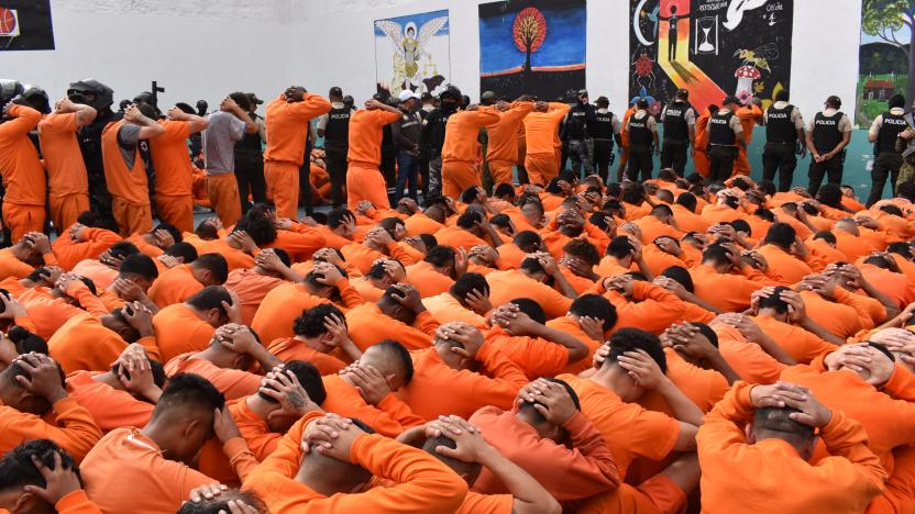 300 presos fueron trasladados desde la cárcel de Imbabura a El Turi, en Cuenca  